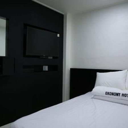 Ekonomy Hotel Gumi Exterior photo