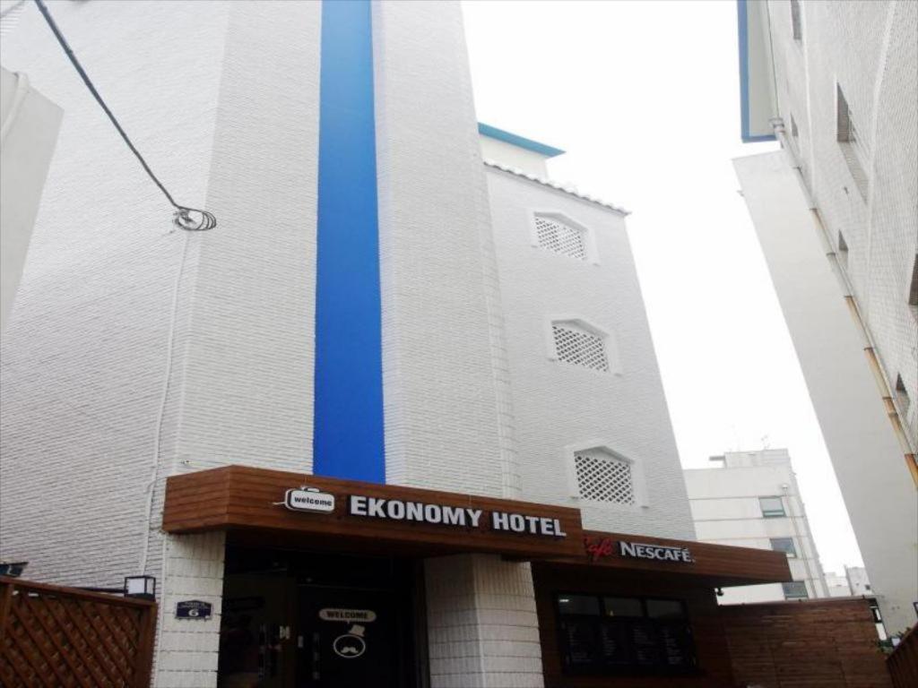 Ekonomy Hotel Gumi Exterior photo